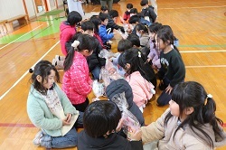 プレゼントを渡す児童の写真