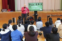 後藤屋さんのお話を聞く児童の写真