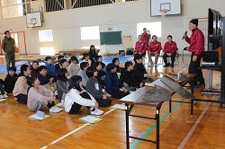 後藤屋さんのお話を聞く児童の写真２