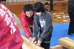 かんながけをする児童の写真２