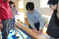 かんながけをする児童の写真３