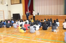 金山さんのお話を聞く児童の写真