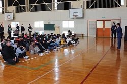 勝又さんのお話を聞く児童の写真
