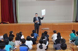 始業式で校長先生の話を聞く児童の写真