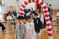 退場する1年生の写真