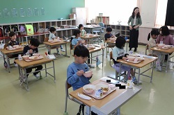 給食を食べる1年生の写真