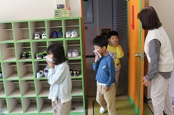 防火扉を通る児童の写真