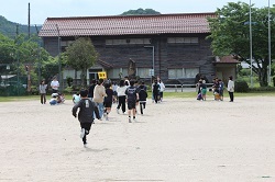 校庭に集合する児童の写真