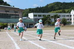 短距離走をする児童の写真