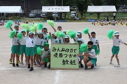 緑組の応援の様子の写真