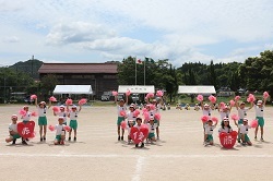 赤組の応援の様子の写真