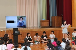 自分の名前の由来を発表する児童の写真