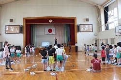 全校でゲームをする様子の写真