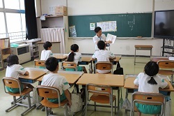 読み聞かせを聞く児童の写真2