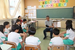 読み聞かせを聞く児童の写真3