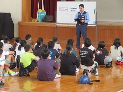 米田巡査のお話を聞く児童の写真