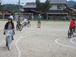 校庭のコースで練習をする児童の写真