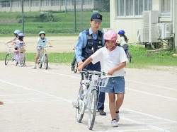 校庭のコースで練習する児童の写真2