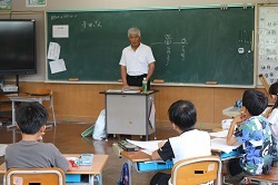 寺田さんのお話を聞く児童の写真