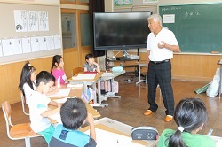 寺田さんのお話を聞く児童の写真２