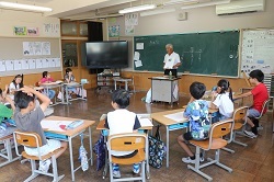 寺田さんのお話を聞く児童の写真３