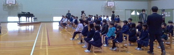 体育館で卒業式の練習をする1～5年生の様子です。