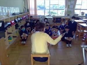 ボランティアさんの読み聞かせの様子です。