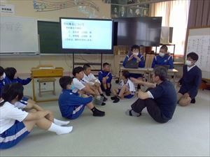 高学年と担任の打合せの様子です。