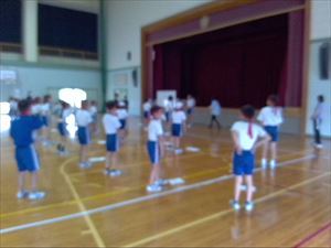 体育館でダンス練習をしている様子です。