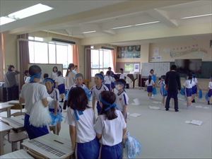 少人数に分かれてダンスを教えている写真です。