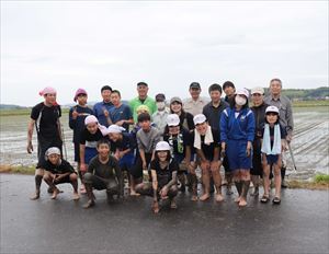 田植えの後の、記念撮影です。