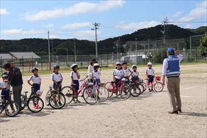 校庭で指導していただく子どもたちの様子です。