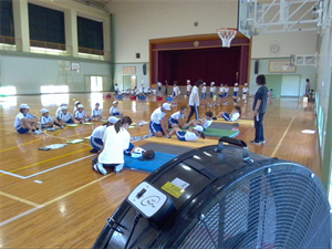 体育館でスポーツテストを行う様子です。