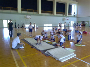 体育館でスポーツテストを行う様子です。