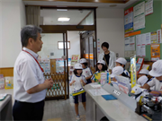 郵便局で説明を受けている様子です。
