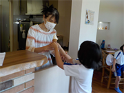 カフェドーフィンさんでソフトクリームを買う様子です。