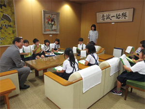 市長さんにお話しを聞いている様子です。