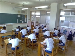 集中して硬筆コンクールの作品に取り組む様子です。