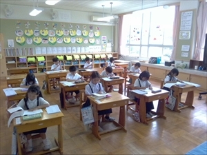 静かに朝学習に取り組む1年生の様子です。