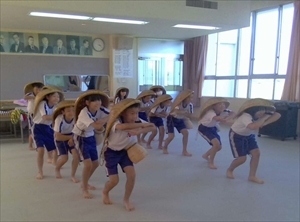安来節の男踊りを練習する様子です。