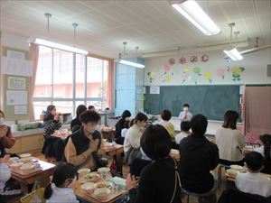 親子で給食を食べる様子