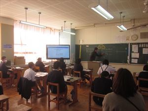 算数の授業をする５年生