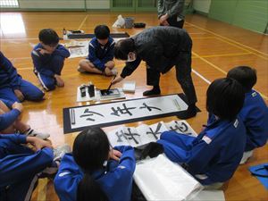 ６年生のお手本を見る様子