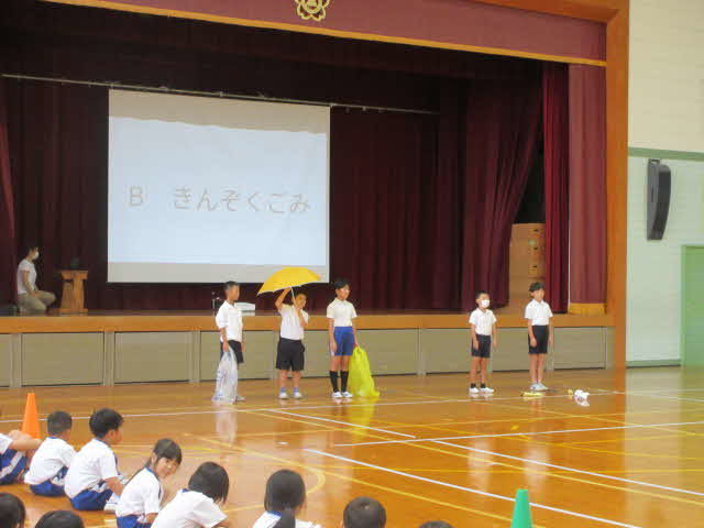 4年生がゴミの分別についてクイズを出しています。