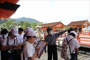 厳島神社で説明をうける児童