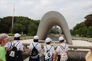 平和記念公園での碑巡りの様子