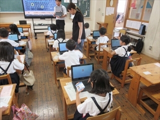 カードを見ながらログインします。