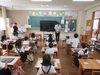 お礼を言っています。