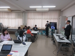グループで意見交換をしています。