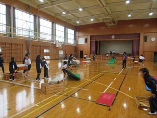協力して準備をしています。